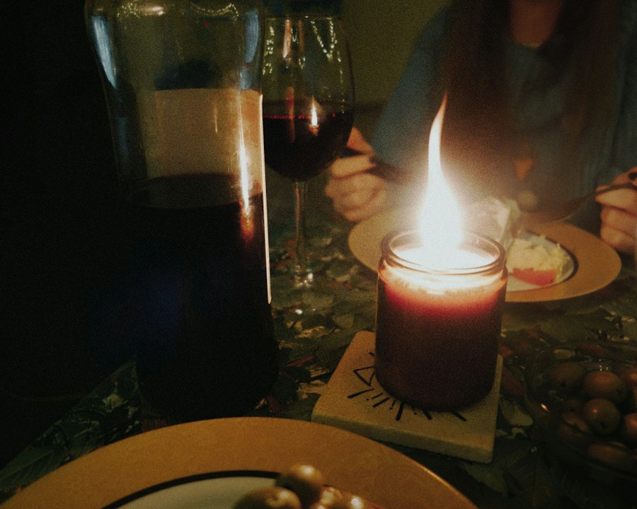 Une bougie allumée sur la table